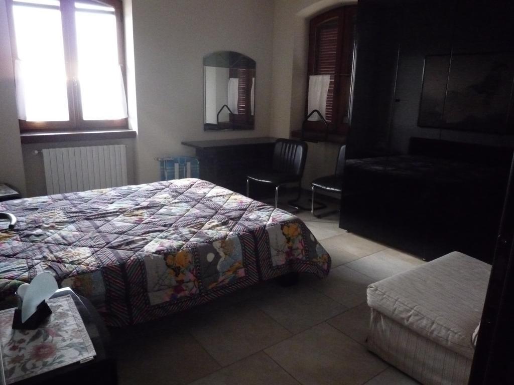 Ferienwohnung La Vigna Del Parroco Verduno Zimmer foto